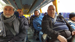 بالصور: اهالي الرملة يشدون الرحال للمسجد الأقصى المبارك 